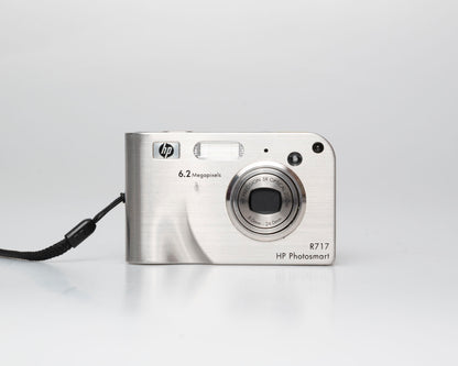 HP Photosmart R717 appareil photo numérique 6,2 MP avec carte SD de 2 Go + batterie + chargeur (numéro de série CN55JD1031)