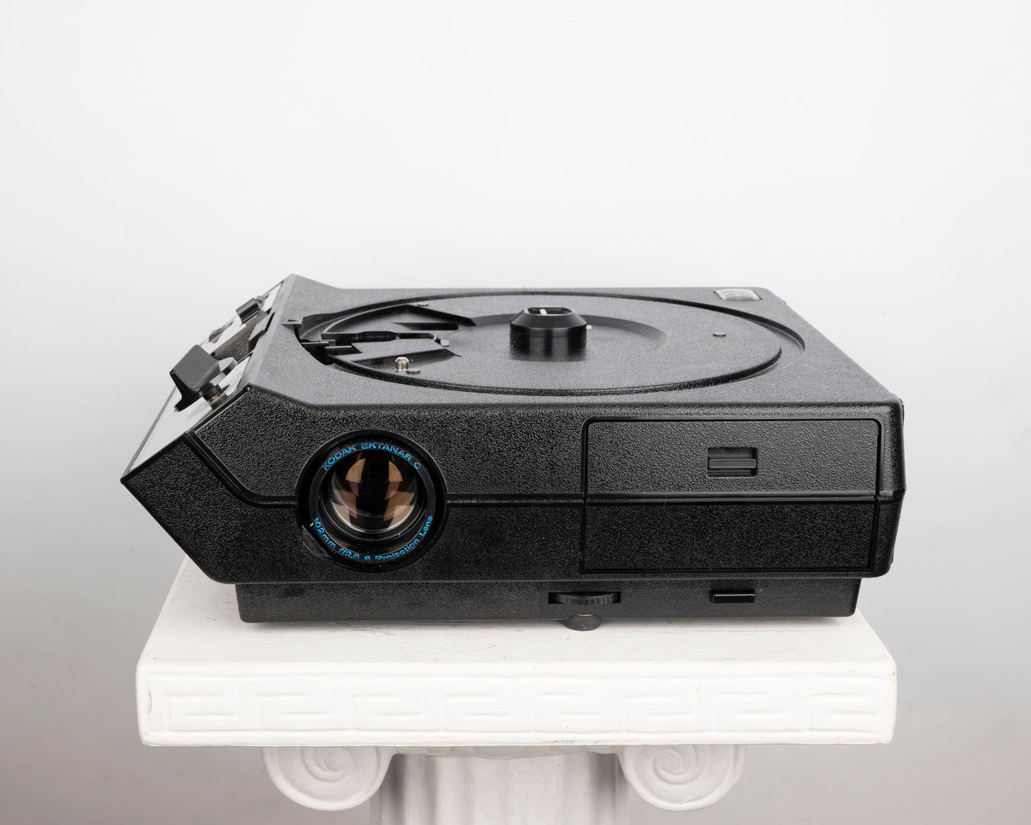 Kodak Carousel 4600 35mm slide projector w/ Ektanar C 102mm f2.8 lens (serial 179613)