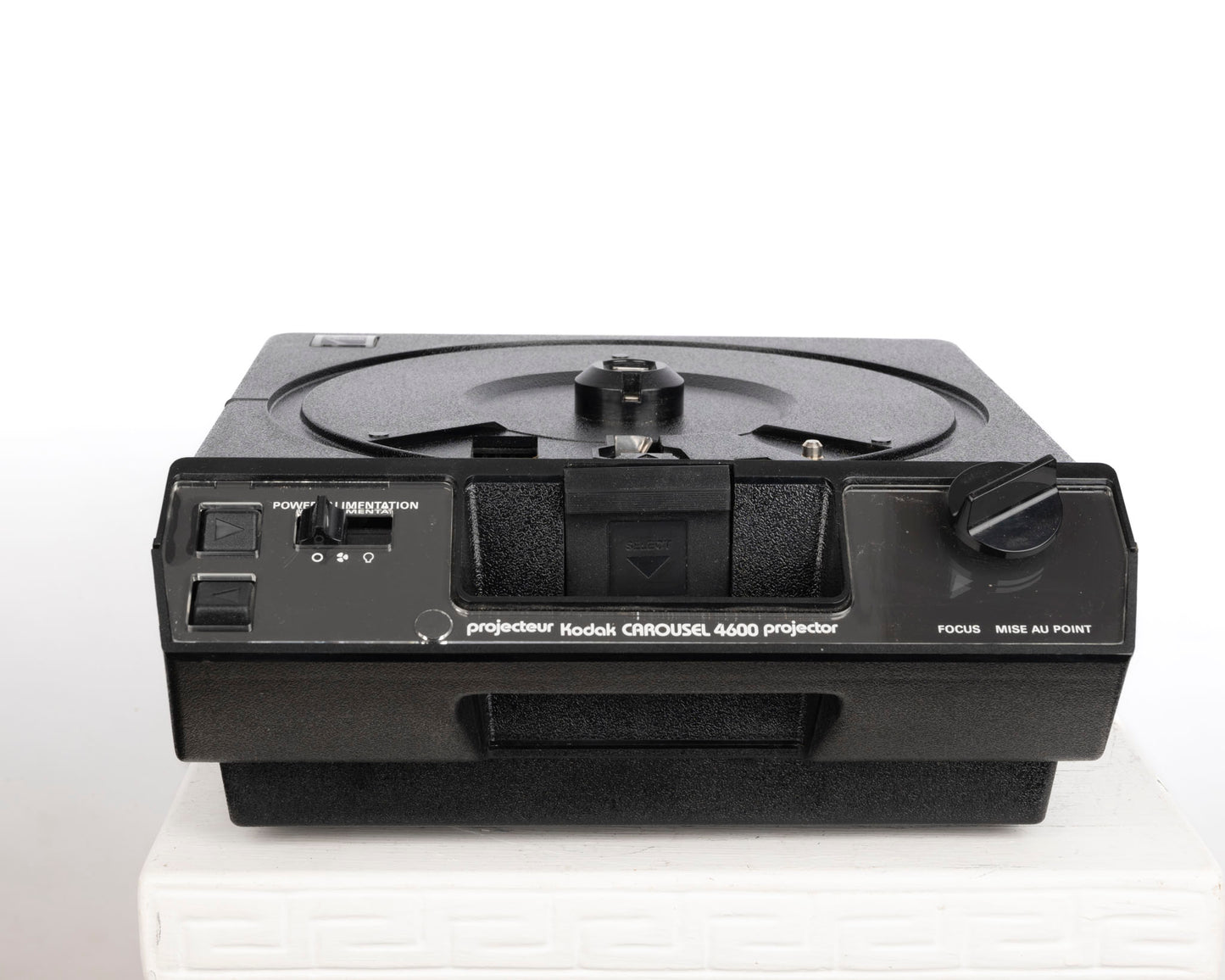 Kodak Carousel 4600 35mm slide projector w/ Ektanar C 102mm f2.8 lens (serial 179613)