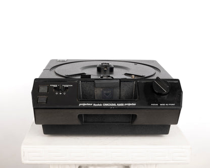 Projecteur de diapositives Kodak Carousel 4600 35 mm avec objectif Ektanar C 102 mm f2.8 (série 21513219)
