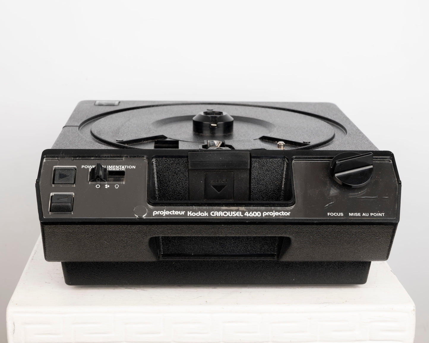 Kodak Carousel 4600 35mm slide projector w/ Ektanar C 102mm f2.8 lens (serial 265187)