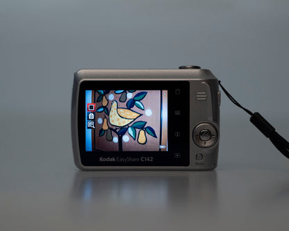 Kodak Easyshare C142 10 MP CCD sensor digicam w/ 1 GB SD card (serial KCTFM01010999)