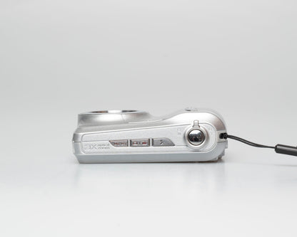 Kodak Easyshare C142 10 MP CCD sensor digicam w/ 1 GB SD card (serial KCTFM01010999)