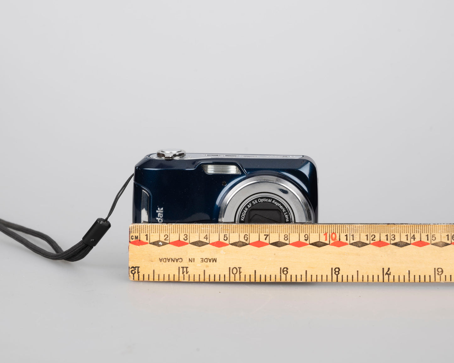Kodak Easyshare C195 14 MP CCD sensor digicam w/ manual and USB cable (uses AA batteries and SD memory cards)