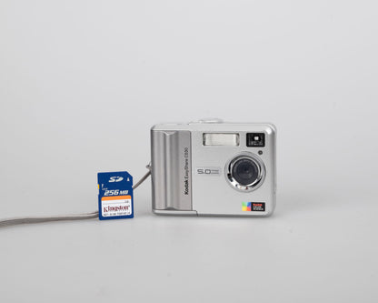 Appareil photo numérique à capteur CCD Kodak EasyShare C530 de 5 mégapixels avec carte SD de 256 Mo (utilise des piles AA)