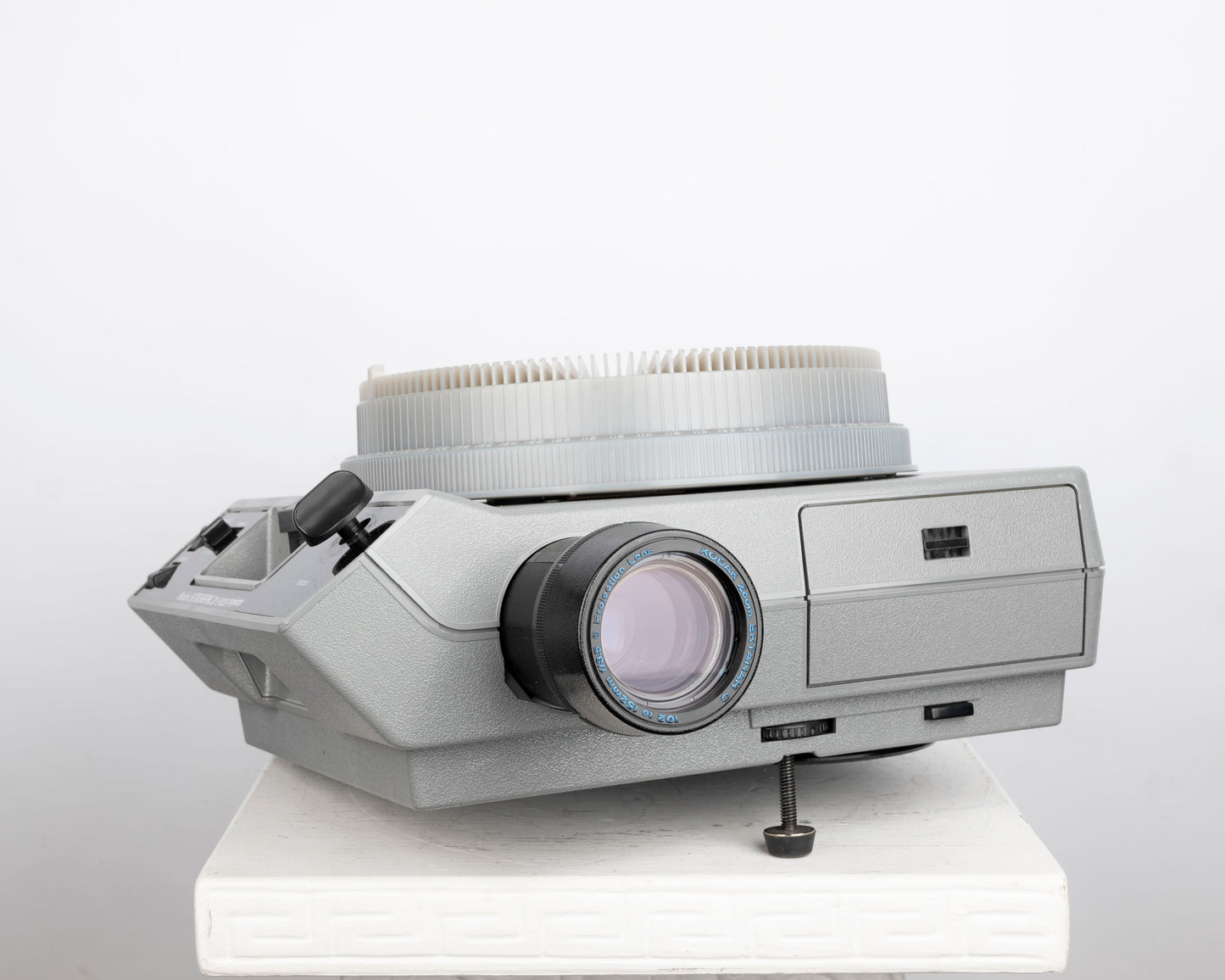 Kodak Ektagraphic III E Plus 35mm slide projector w/ Ektanar C 102-125mm f3.5 zoom lens