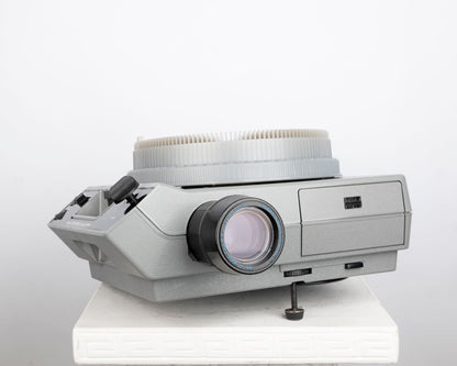Kodak Ektagraphic III E Plus 35mm slide projector w/ Ektanar C 102-125mm f3.5 zoom lens