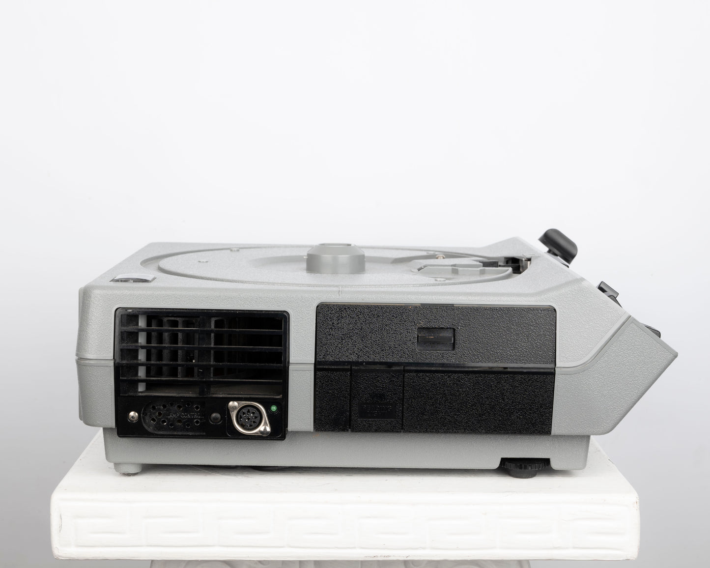 Kodak Ektagraphic III E Plus 35mm slide projector w/ Ektanar C 102-125mm f3.5 zoom lens