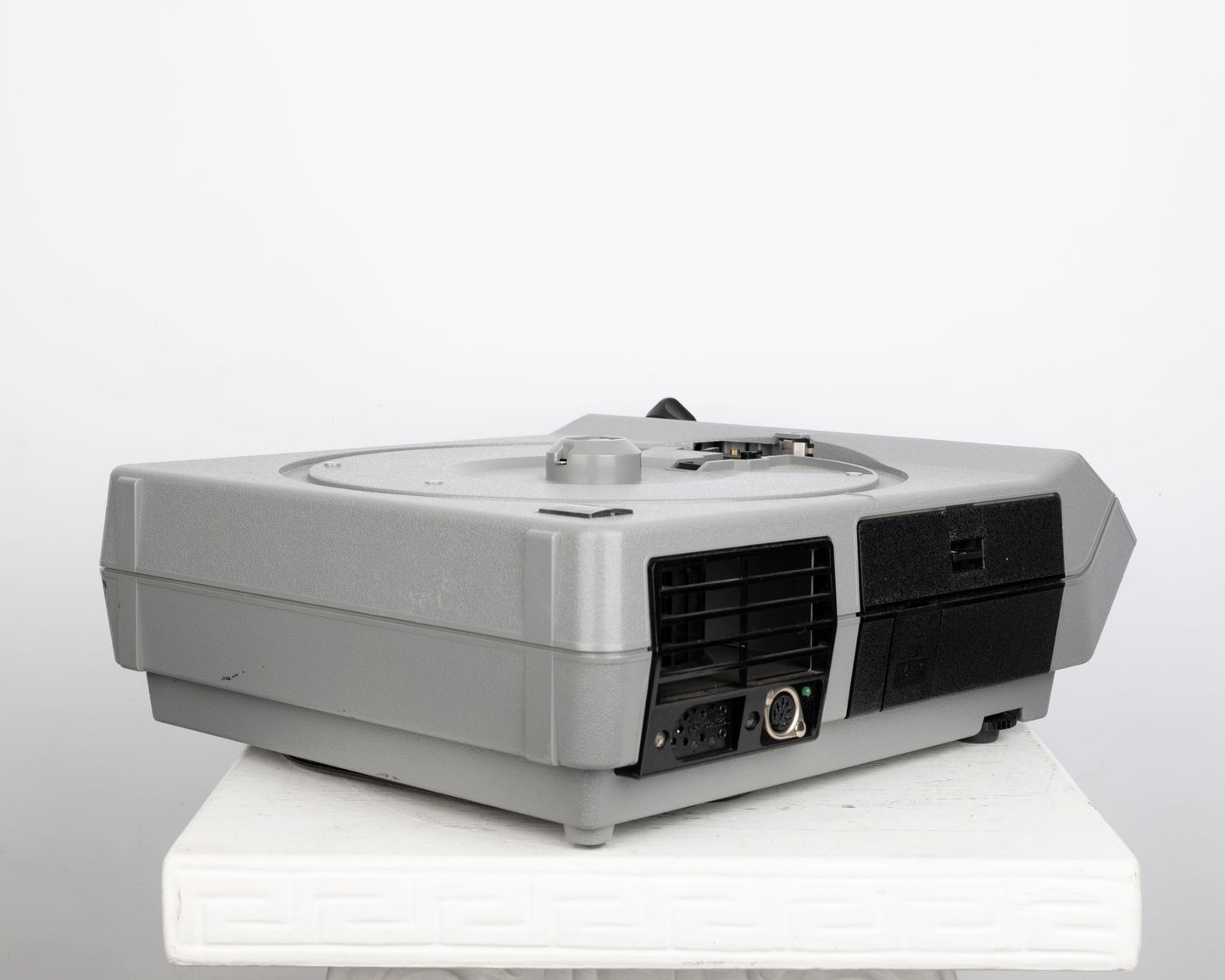 Kodak Ektagraphic III E Plus 35mm slide projector w/ Ektanar C 102-125mm f3.5 zoom lens