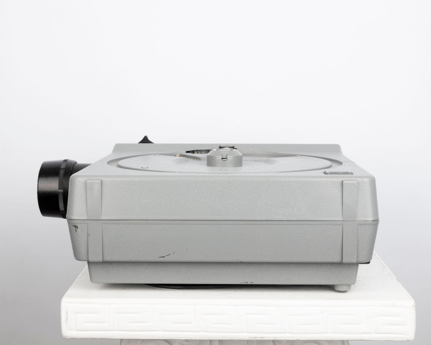 Kodak Ektagraphic III E Plus 35mm slide projector w/ Ektanar C 102-125mm f3.5 zoom lens