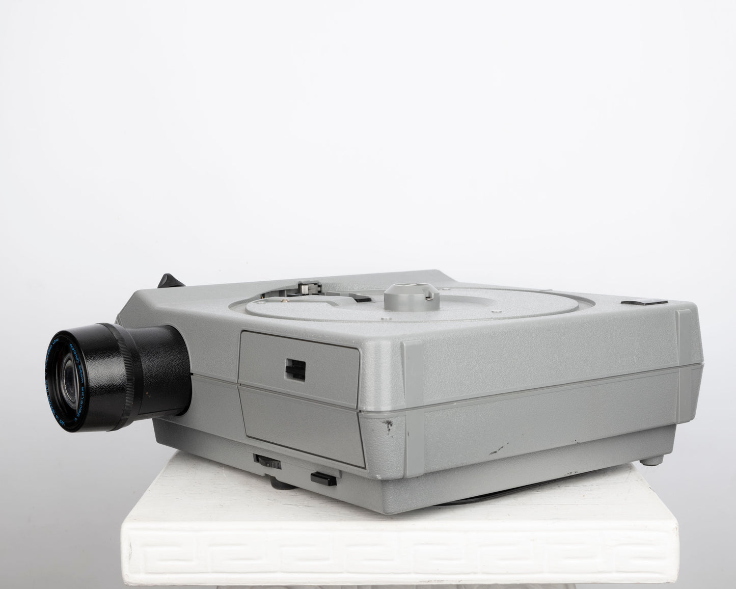 Kodak Ektagraphic III E Plus 35mm slide projector w/ Ektanar C 102-125mm f3.5 zoom lens