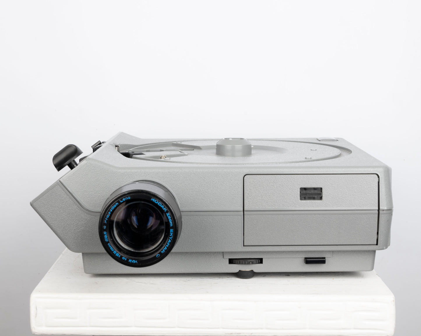 Kodak Ektagraphic III E Plus 35mm slide projector w/ Ektanar C 102-125mm f3.5 zoom lens