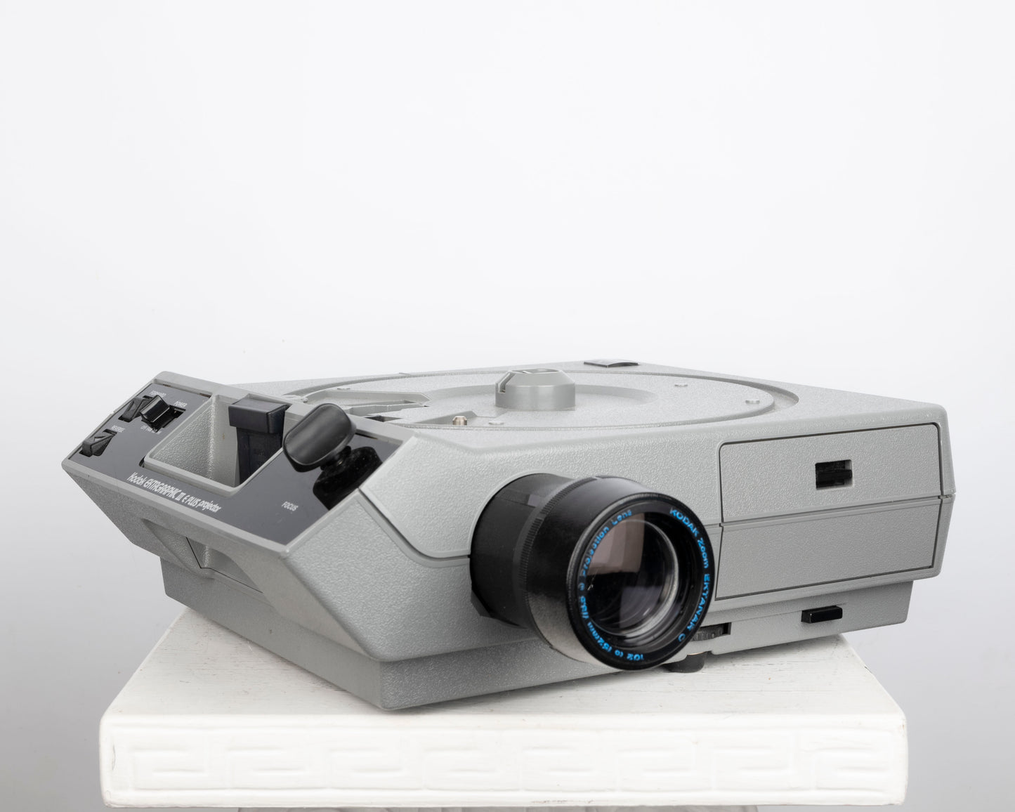 Kodak Ektagraphic III E Plus 35mm slide projector w/ Ektanar C 102-125mm f3.5 zoom lens