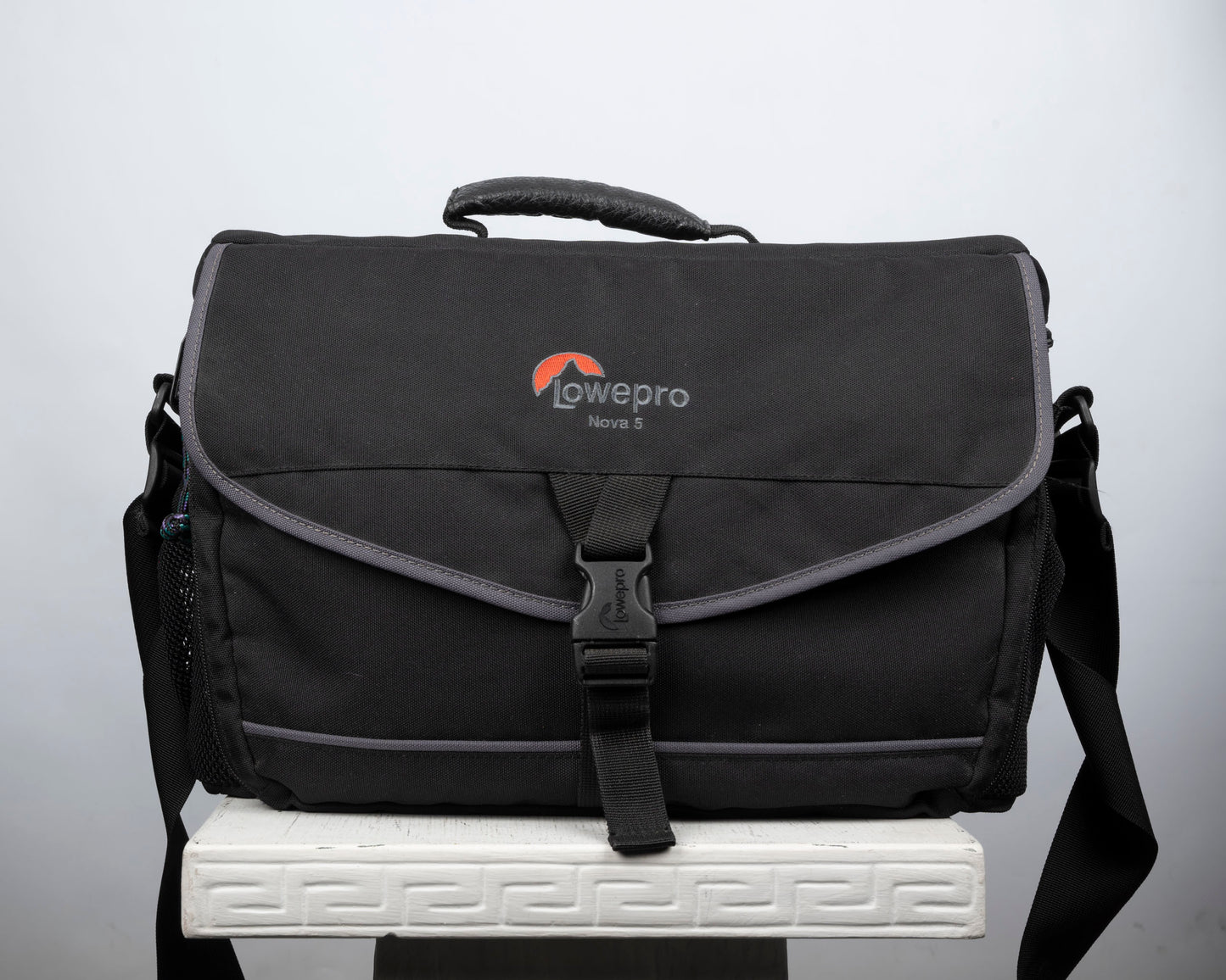 Lowepro Nova 5 grand sac pour appareil photo (noir avec bordure grise)