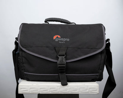 Lowepro Nova 5 grand sac pour appareil photo (noir avec bordure grise)