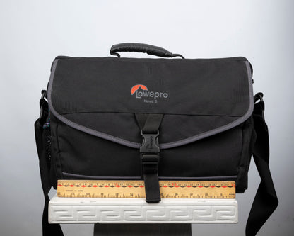 Lowepro Nova 5 grand sac pour appareil photo (noir avec bordure grise)