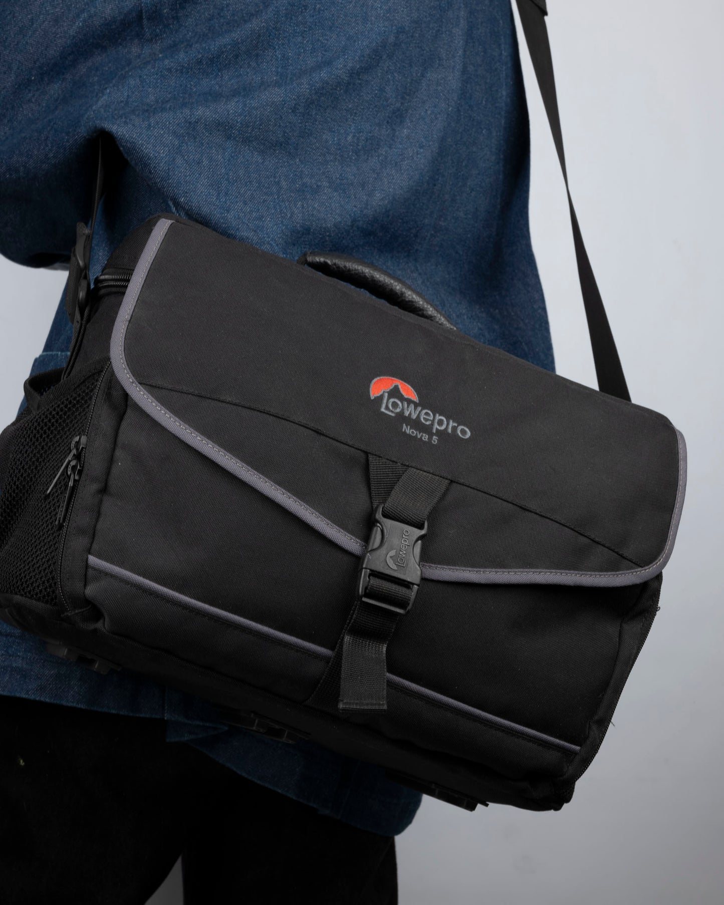 Lowepro Nova 5 grand sac pour appareil photo (noir avec bordure grise)