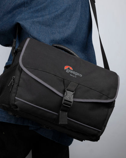 Lowepro Nova 5 grand sac pour appareil photo (noir avec bordure grise)