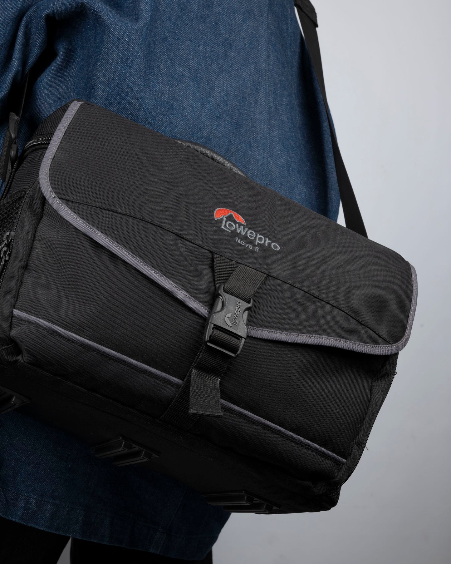 Lowepro Nova 5 grand sac pour appareil photo (noir avec bordure grise)