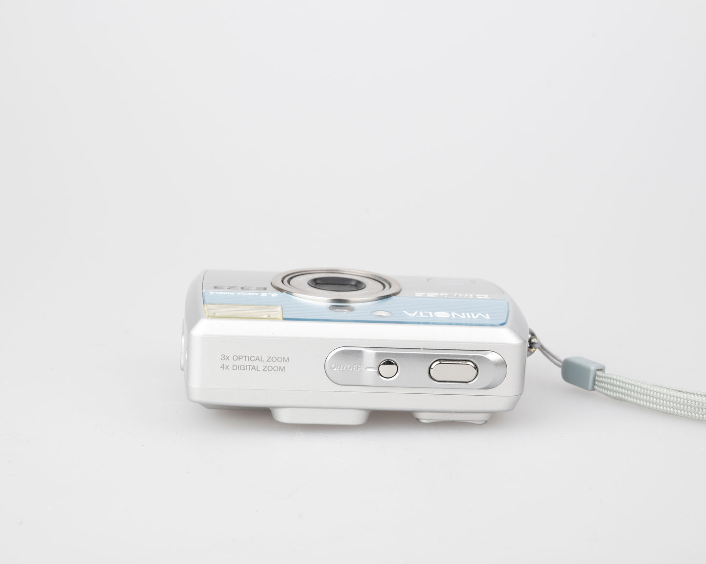 Appareil photo numérique Minolta Dimage E323 avec capteur CCD 3,2 MP (utilise des piles AA et des cartes mémoire SD)