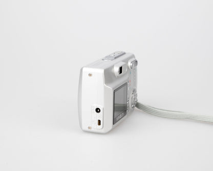 Appareil photo numérique Minolta Dimage E323 avec capteur CCD 3,2 MP (utilise des piles AA et des cartes mémoire SD)