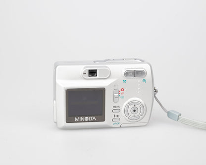 Appareil photo numérique Minolta Dimage E323 avec capteur CCD 3,2 MP (utilise des piles AA et des cartes mémoire SD)