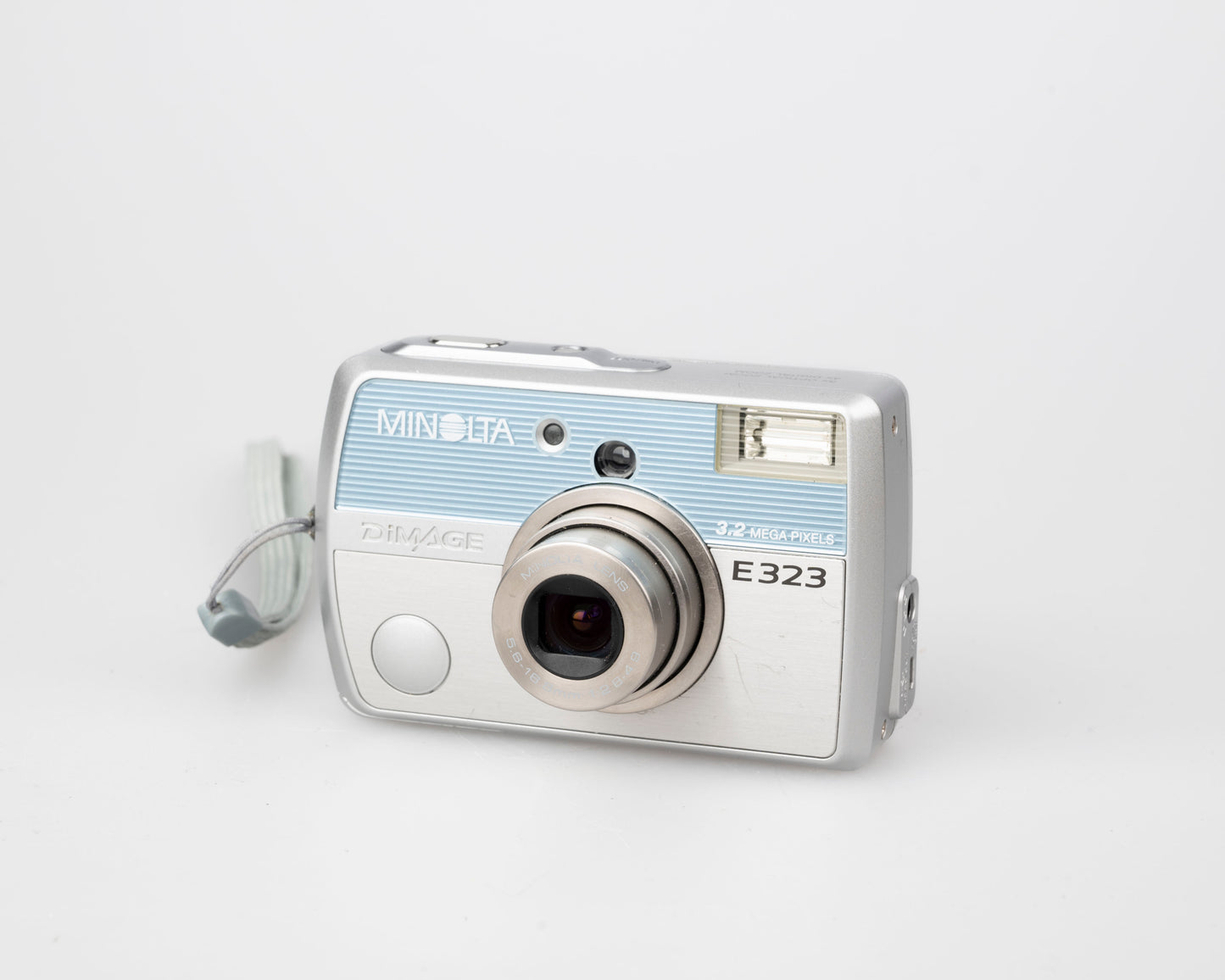 Appareil photo numérique Minolta Dimage E323 avec capteur CCD 3,2 MP (utilise des piles AA et des cartes mémoire SD)