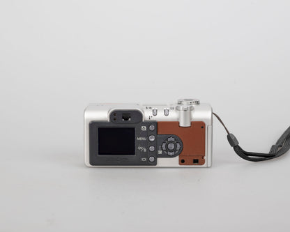 Minolta DiMage F200 4 MP CCD sensor digicam w/ 256MB SD + original box + manuals (uses AA batteries)
