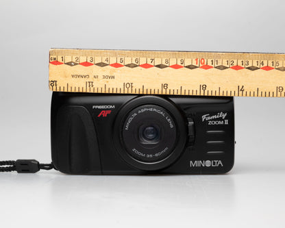 Appareil photo Minolta Family Zoom II 35mm avec étui (numéro de série 41974429)