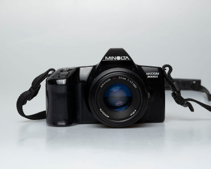 Minolta Dynax 3000i 35mm SLR avec objectif Minolta AF 50mm f1.7 + flash Program D 314i (numéro de série 62301669)