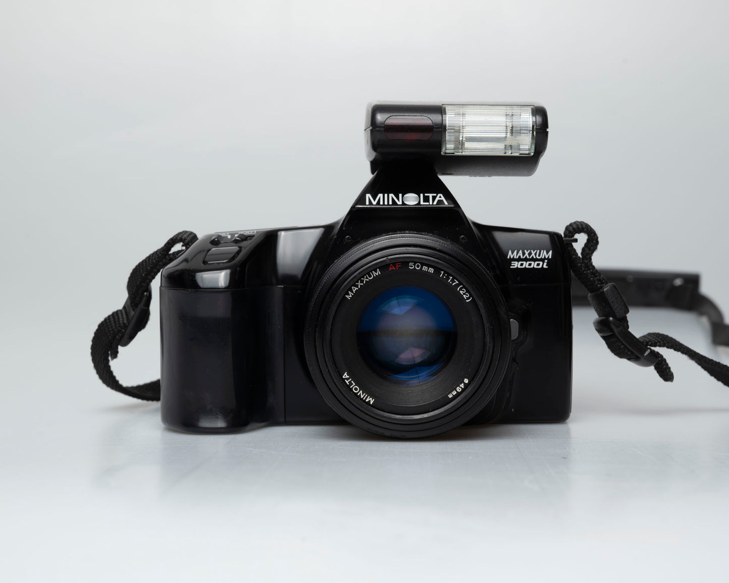 Minolta Dynax 3000i 35mm SLR avec objectif Minolta AF 50mm f1.7 + flash Program D 314i (numéro de série 62301669)