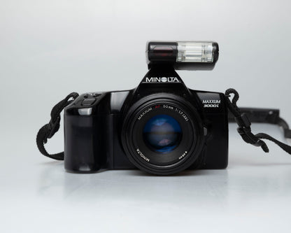 Minolta Dynax 3000i 35mm SLR avec objectif Minolta AF 50mm f1.7 + flash Program D 314i (numéro de série 62301669)