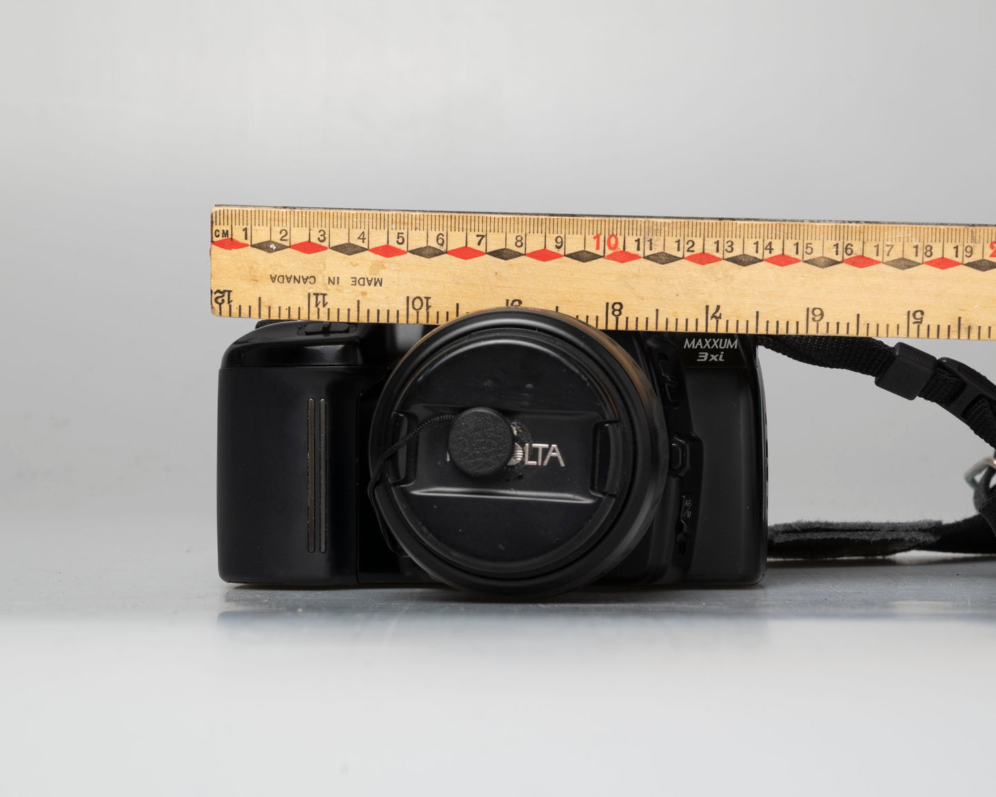 Minolta Maxxum 3xi 35mm film SLR w/ 28-80mm lens (serial 19125142)