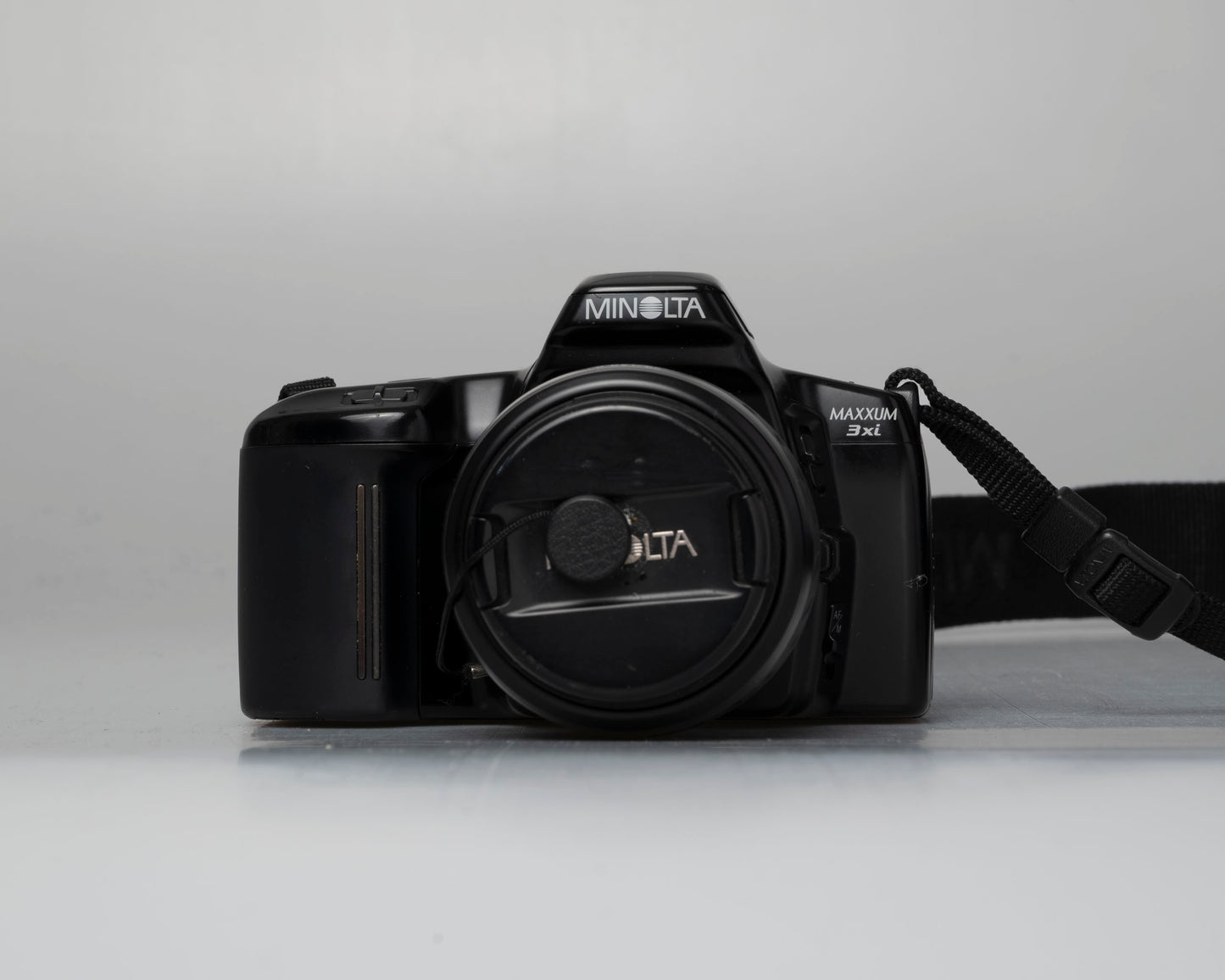 Minolta Maxxum 3xi 35mm film SLR w/ 28-80mm lens (serial 19125142)