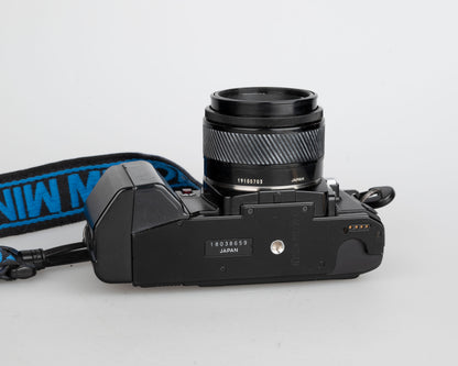 Minolta Maxxum 7000 SLR à film 35 mm avec objectif 50 mm f1.7 + flash 4000AF + Données de programme Back 70 (série 18038659)