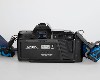 Minolta Maxxum 7000 SLR à film 35 mm avec objectif 50 mm f1.7 + flash 4000AF + Données de programme Back 70 (série 18038659)