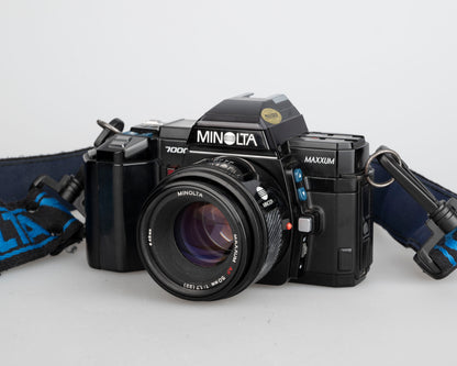 Minolta Maxxum 7000 SLR à film 35 mm avec objectif 50 mm f1.7 + flash 4000AF + Données de programme Back 70 (série 18038659)