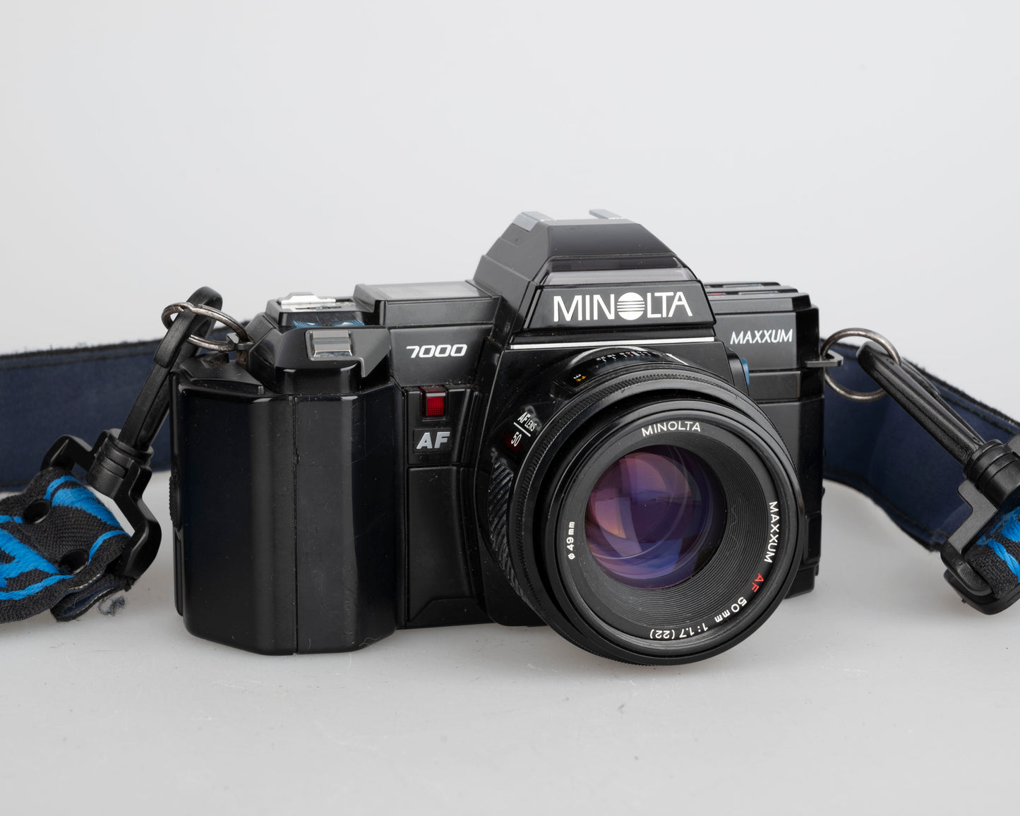 Minolta Maxxum 7000 SLR à film 35 mm avec objectif 50 mm f1.7 + flash 4000AF + Données de programme Back 70 (série 18038659)