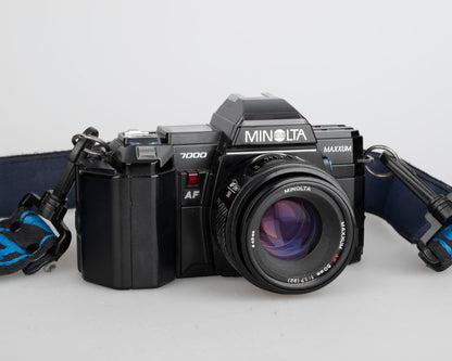 Minolta Maxxum 7000 SLR à film 35 mm avec objectif 50 mm f1.7 + flash 4000AF + Données de programme Back 70 (série 18038659)