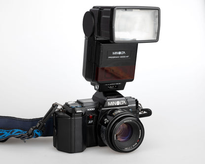Minolta Maxxum 7000 SLR à film 35 mm avec objectif 50 mm f1.7 + flash 4000AF + Données de programme Back 70 (série 18038659)