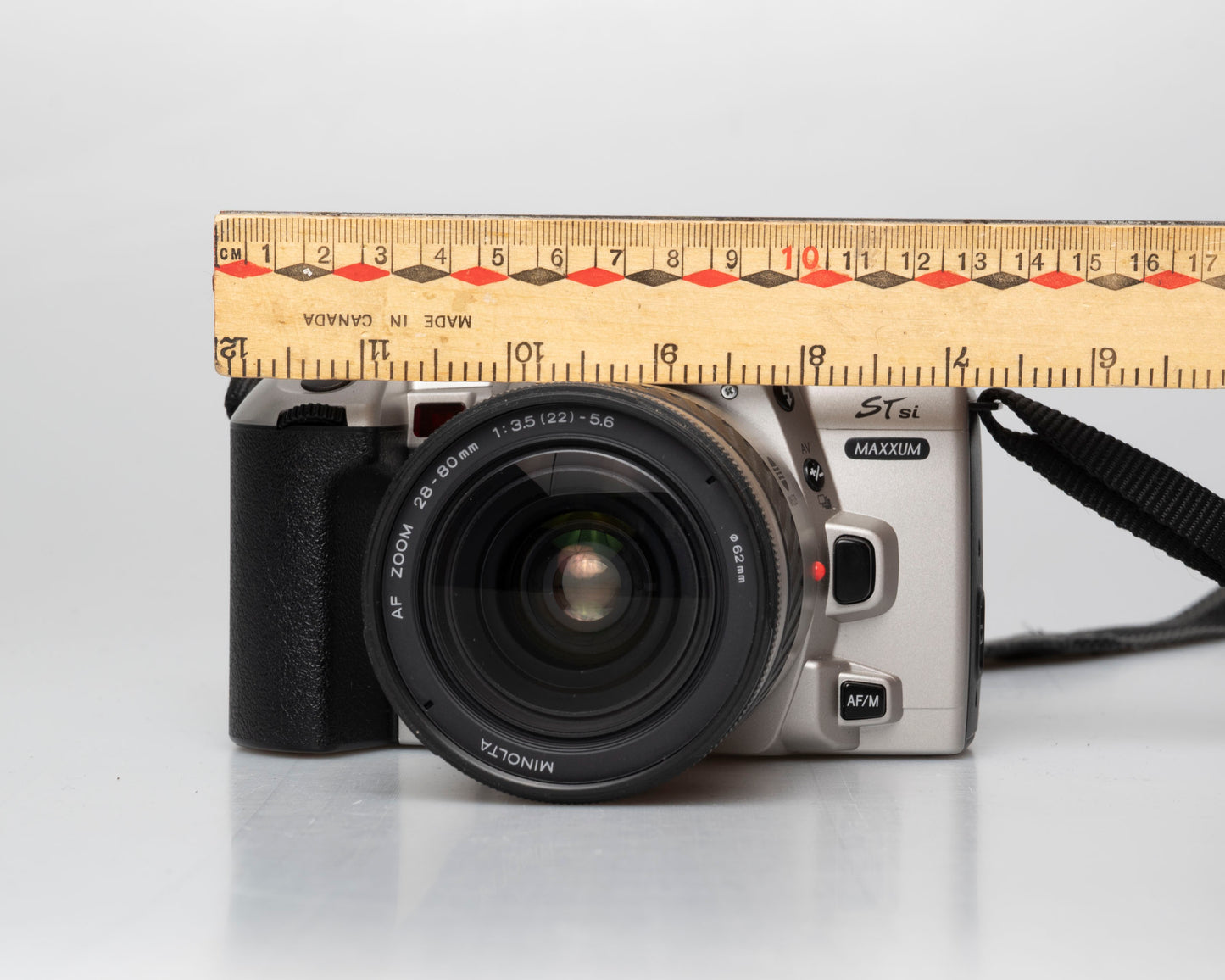 Minolta Maxxum STsi reflex 35 mm avec objectif 28-80 mm (série 91005445)