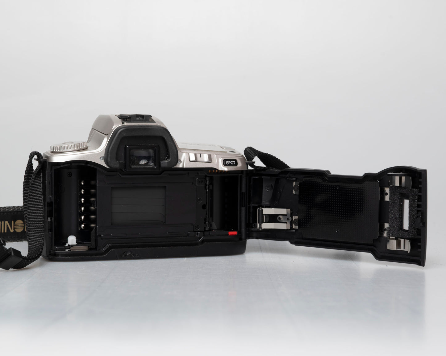 Minolta Maxxum STsi reflex 35 mm avec objectif 28-80 mm (série 91005445)