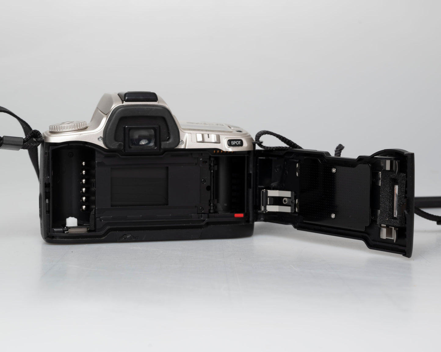 Minolta Maxxum XTsi 35mm film SLR w/ 35-70mm lens (serial 98201354)