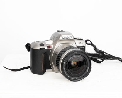 Minolta Maxxum XTsi reflex à film 35 mm avec objectif 28-80 mm + sac pour appareil photo Minolta + télécommande (série 94009570)