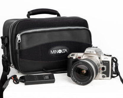 Minolta Maxxum XTsi reflex à film 35 mm avec objectif 28-80 mm + sac pour appareil photo Minolta + télécommande (série 94009570)