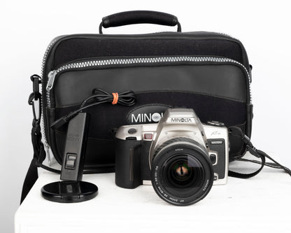 Minolta Maxxum XTsi reflex à film 35 mm avec objectif 28-80 mm + sac pour appareil photo Minolta + télécommande (série 94009570)
