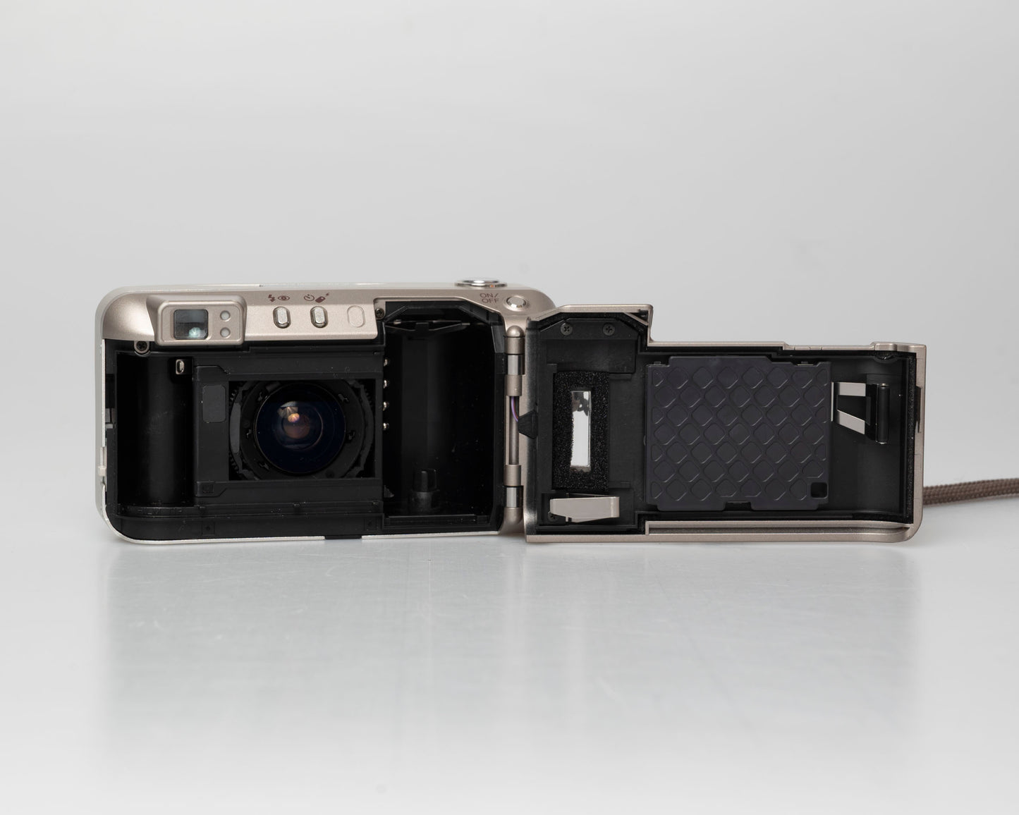 Minolta Riva Zoom 125 compact 35mm camera w/ case (serial 40016465)
