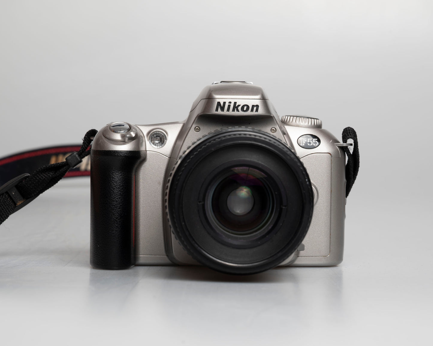 Reflex numérique Nikon F55 35mm avec objectif AF Nikkor 35-80mm (numéro de série 2269252)