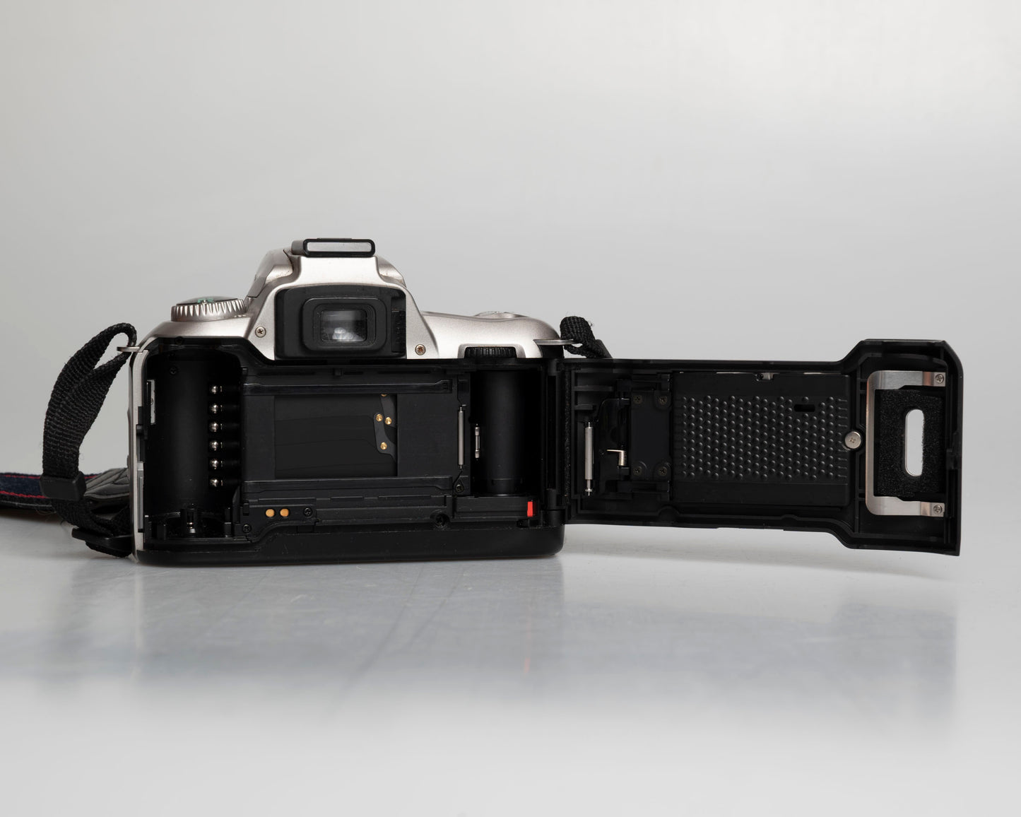 Reflex numérique Nikon F55 35mm avec objectif AF Nikkor 35-80mm (numéro de série 2269252)