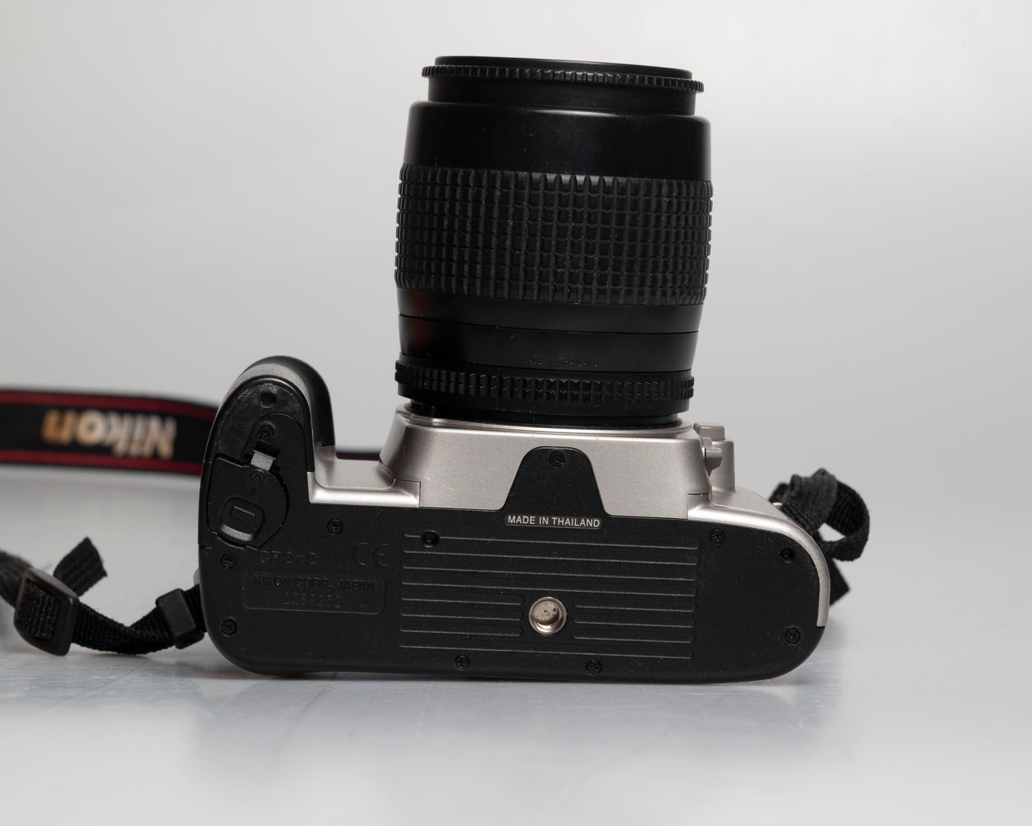 Reflex numérique Nikon F55 35mm avec objectif AF Nikkor 35-80mm (numéro de série 2269252)